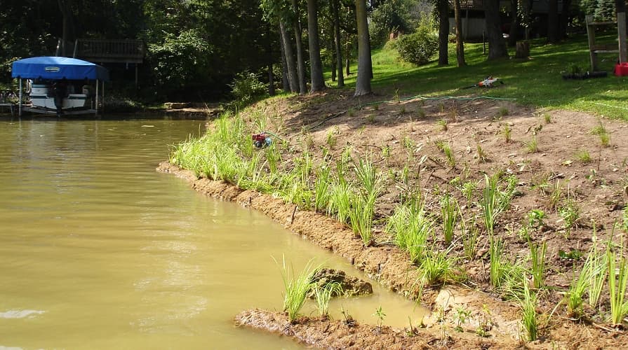 Kokosové valce chránia breh potoka