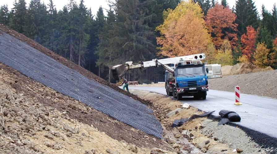Protierózna ochrana svahu nad cestou