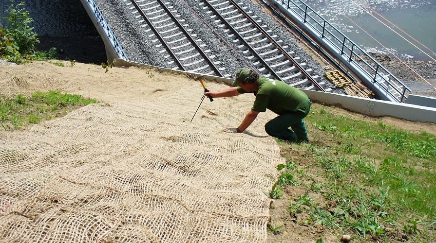 Jutová sieť nad železničným tunelom