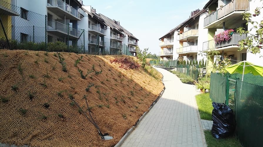 Kokosová sieť na svahu okolo bytového domu