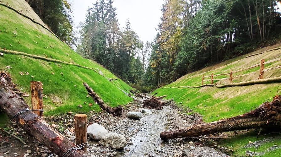 Protierózna ochrana svahov okolo vodného toku
