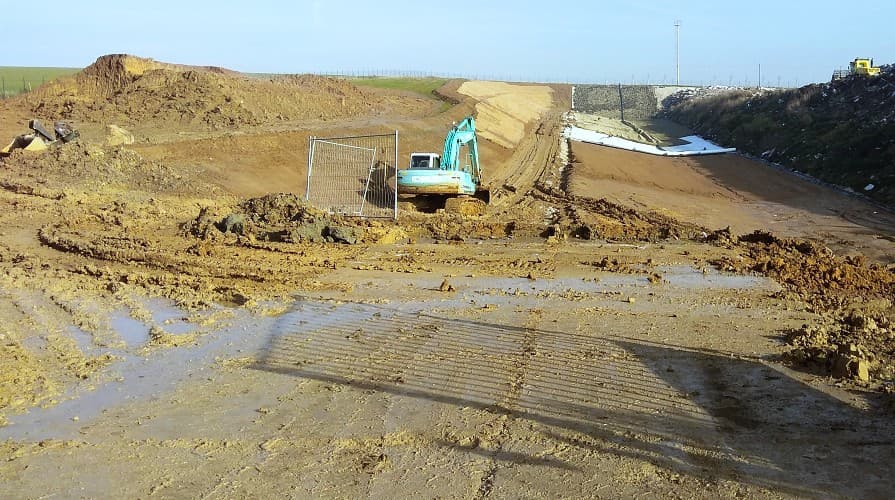 Georohože pomáhajú chrániť svahy na skládkach odpadov