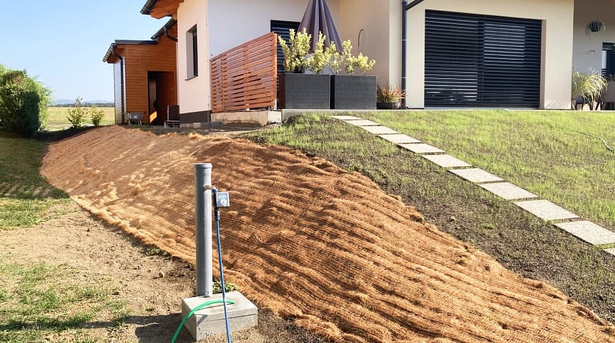 Proti erózii možno chrániť aj malé svahy