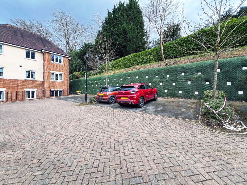 Veľmi strmé svahy možno stabilizovať zemnými kotvami