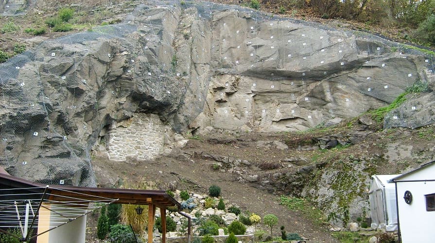 Geosiete na skalné svahy