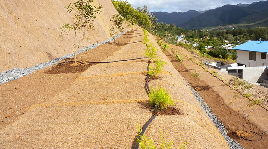 Kombinácia kokosovej rohože a oceľového pletiva