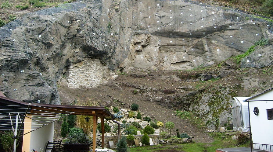 Sieťovanie skalných svahov